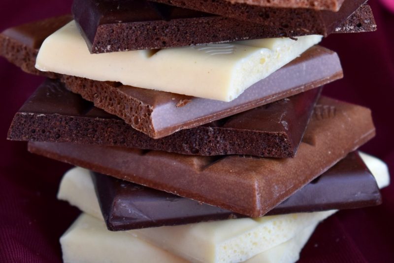 Est-il préférable de manger un carré de chocolat tous les jours ou une tablette entière ?